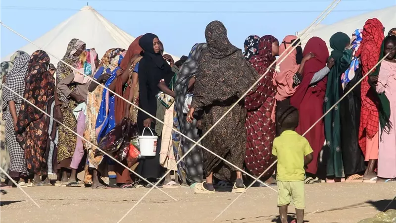 طفل ينظر إلى سودانيات