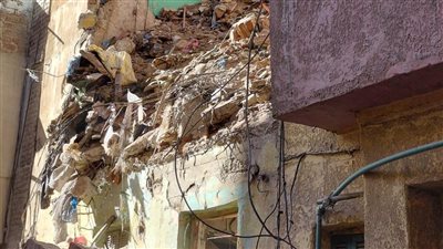 إزالة الأجزاء الخطرة من 3 عقارات بحى غرب الإسكندرية 