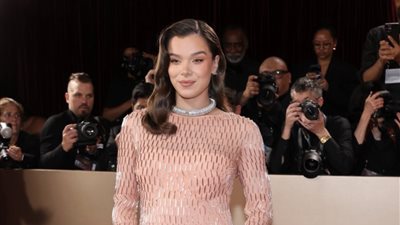 هايلي ستاينفيلد تستعرض حملها على السجادة الحمراء لحفل جولدن جلوب (صور)