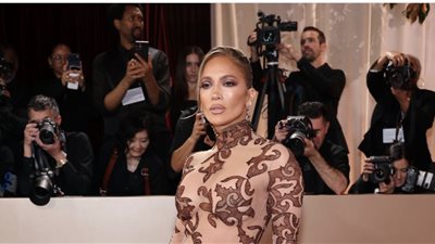 جينفر لوبيز تخطف الأنظار على السجادة الحمراء لحفل جولدن جلوب (فيديو)