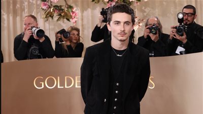 تيموثي شالاميه وروز بيزن يفوزان بجائزة الأفضل في فيلم كوميدي أو موسيقي بجولدن جلوب