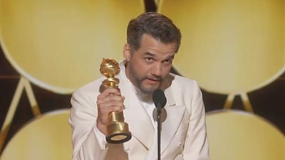 فاجنر مورا يدخل التاريخ بعد فوزه بجائزة في حفل جولدن جلوب (فيديو)