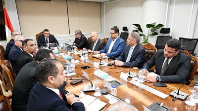 وزير الإسكان يتابع الموقف التنفيذي لمنظومة الصيانة ورفع الكفاءة بالشروق