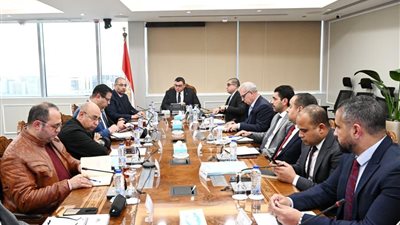 وزير الإسكان يتابع موقف مشروعات المرافق بالمدن الجديدة