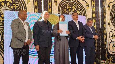 محافظ الجيزة يسلم عقود التسكين لأهالي قرية الديسمي الجديدة (فيديو وصور)