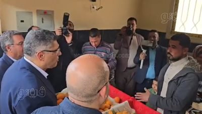 جولة مفاجئة لمحافظ الجيزة في سوق قرية الديسمي الجديدة لمتابعة الأسعار (فيديو)