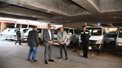 بعد شكوى المواطنين من عدم الالتزام بالتعريفة، محافظ الفيوم يتفقد المواقف 