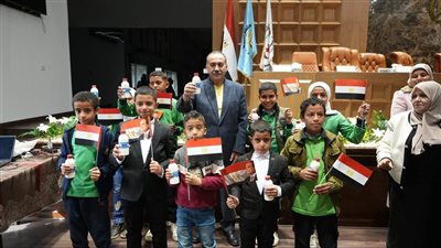 محافظ أسيوط يوزع زجاجات حليب على الأطفال إيذانًا بانطلاق مبادرة 