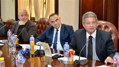  خالد عبدالعزيز يناقش مع أعضاء لجنة الصياغة التقرير النهائي لـ تطوير الإعلام