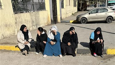 رجال الشرطة يطلبون من أولياء أمور طلاب الإعدادية بالدقهلية الابتعاد عن محيط اللجان (فيديو)