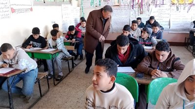 وكيل التعليم بالبحيرة يتابع امتحانات منتصف العام بمدارس المحمودية 