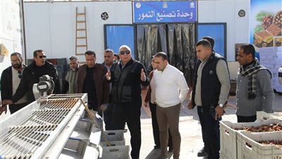 بالتزامن مع بدء موسم التصدير، محافظ الوادي الجديد يتابع العمل بمجمع التمور