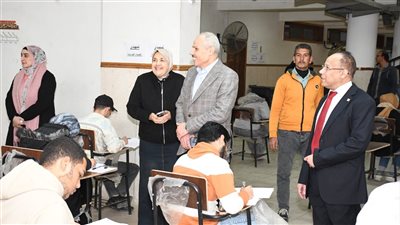 رئيس جامعة قناة السويس يتفقد لجان امتحانات كلية العلوم 