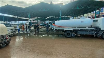 انتشار موسع للمعدات بشوارع مدن البحيرة لرفع تجمعات مياه الأمطار (صور) 