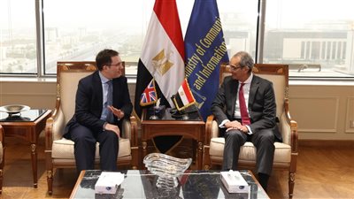 وزير الاتصالات يبحث مع سفير المملكة المتحدة تعزيز الاستثمارات البريطانية فى مصر