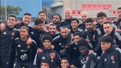 لاعبو الأهلي يودعون أفشة بعد رحيله إلي الاتحاد السكندري (صور)