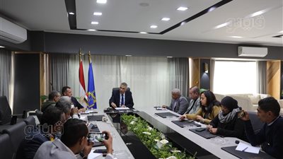 محافظ أسوان: تنفيذ مشروعات للصرف الصحى ومياه الشرب بقرى غرب سهيل