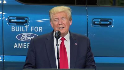 حركة لا أخلاقية من ترامب لعامل خلال زيارته مصنع 