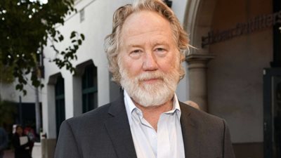  تيموثي بوسفيلد يسلم نفسه لـ الشرطة الأمريكية بعد إدانته في قضية اعتداء جنسي على طفل