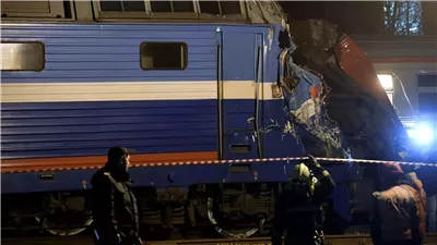 مصرع 22 شخصا على الأقل وإصابة 30 آخرين في سقوط رافعة على قطار بتايلاند (فيديو)