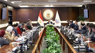 وزير الصحة يناقش الخطة الاستثمارية ويتابع مستجدات منظومة التأمين الشامل