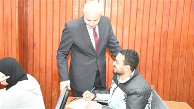 رئيس جامعة قناة السويس يتفقد سير امتحانات الفرقة الرابعة بكلية التجارة