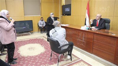 محافظ بني سويف يستمع لشكاوى المواطنين في الصحة والزراعة والري