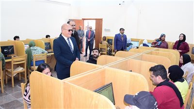 النعماني يتابع امتحانات طب سوهاج بمركز الاختبارات الإلكترونية 