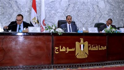 محافظ سوهاج يناقش الموقف التنفيذي لملفات التقنين والتصالح والمتغيرات المكانية