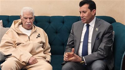 وزير الرياضة يطمئن على الحالة الصحية لـ حسن شحاتة (صور)