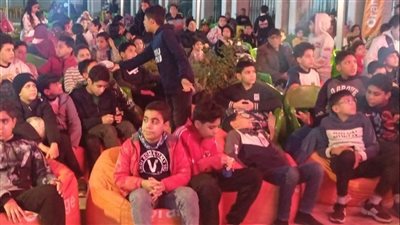 الأطفال في المقدمة، ترقب وقلق على وجوه جماهير المنتخب بالقليوبية (صور)