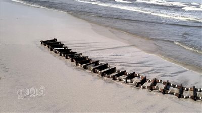 الأمواج تلقي بسلم السفينة FENER على شاطئ بورسعيد (صورة)