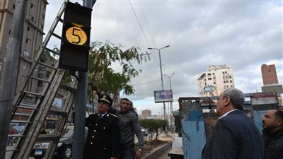 محافظ الغربية يتفقد أعمال تركيب الإشارة المرورية الإلكترونية بشارع البحر