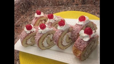 طريقة عمل كيك السويسرول بالفراولة فى خطوات بسيطة 