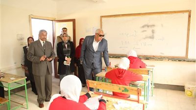محافظ الوادي الجديد يتفقد لجان امتحانات الشهادة الإعدادية بالخارجة