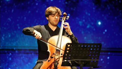 عازف التشيللو الإيطالي باجاني يتألق بالمسرح القومي في حفل استثنائي (صور)