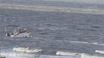 وصول فرق من قناة السويس لإنقاذ السفينة الغارقة أمام شواطئ بورسعيد (فيديو)