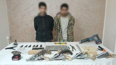 ضبط عنصر جنائي لإدارته ورشة لتصنيع الأسلحة النارية والاتجار بها بالظاهر 