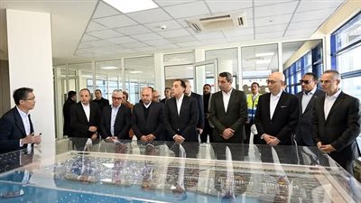 رئيس الوزراء يشهد وصول سفينة قادمة من ميناء بيروت على متنها 13 ألف حاوية 