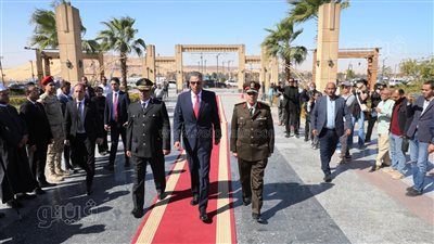 محافظ أسوان يضع إكليل الزهور على النصب التذكاري باحتفالات العيد القومي (صور)