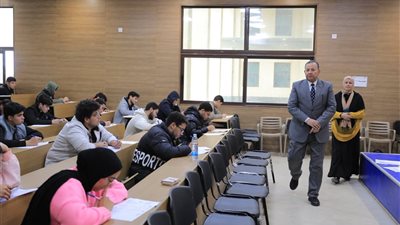 رئيس جامعة المنصورة الجديدة يتفقد لجان الامتحانات بعدد من الكليات (صور)