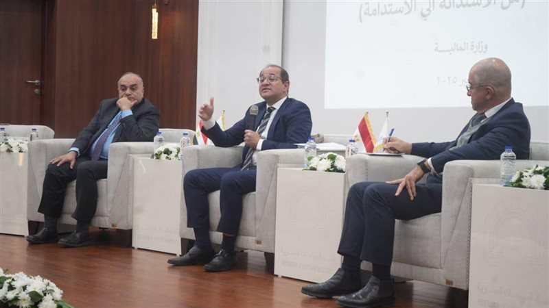 جانب من حوار وزير