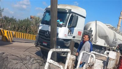 اصطدام سيارة نقل محملة بالحديد بعامود إنارة على طريق بنها - كفر شكر 