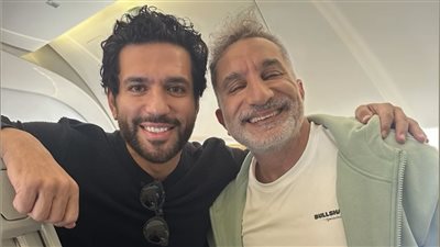 الرداد وباسم يوسف في لحظة عفوية فوق السحاب تشعل منصات التواصل الاجتماعي