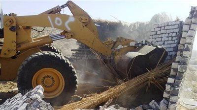 تنفيذ إزالة لحالات تعد في المهد على أراضي أملاك الدولة بمراكز أسوان وإدفو (صور)