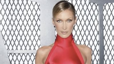 بيلا حديد تنشر صورة لها وهي ترتدي علم إيران