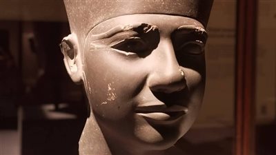 رائد عبادة الشمس، المتحف المصري بالتحرير يعرض قطعة نادرة لتمثال الملك وسركاف