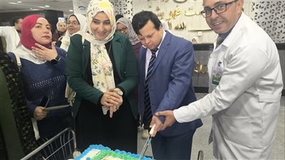  تورتة وصورة جماعية، احتفال العاملين بمستشفي طوخ المركزي بالتشغيل التجريبي (فيديو)