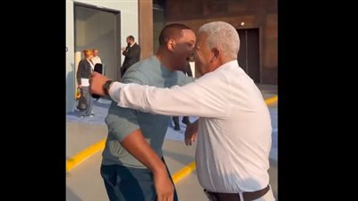 كان بيقولي هابعتلك، ويل سميث يفاجئ والد صديقه المصري بزيارته (فيديو)