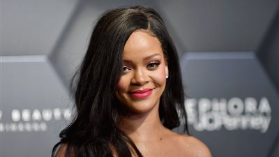 ريهانا تصطدم بباب دوار والسبب حارسها الشخصي (فيديو)